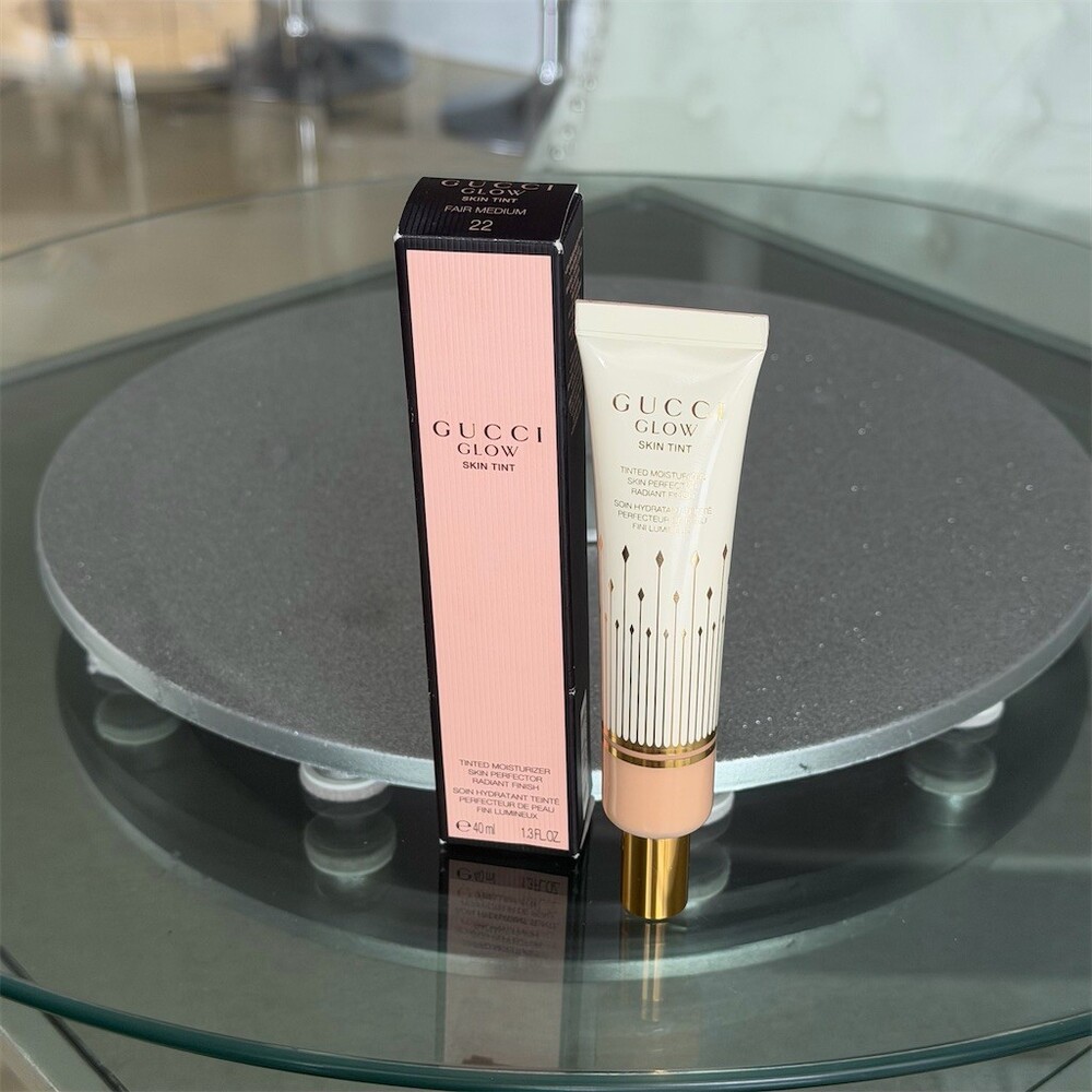 Gucci Glow Skin Tint Tinted Moisturizer Shade 22 Fair Medium 1.3 oz BNIB